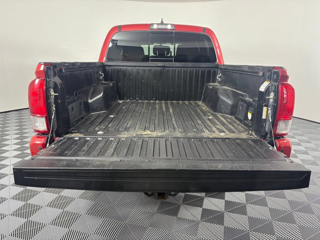 Used 2017 Toyota Tacoma TRD Off-Road w/ Premium & Technology Package AWD/4WD image 10