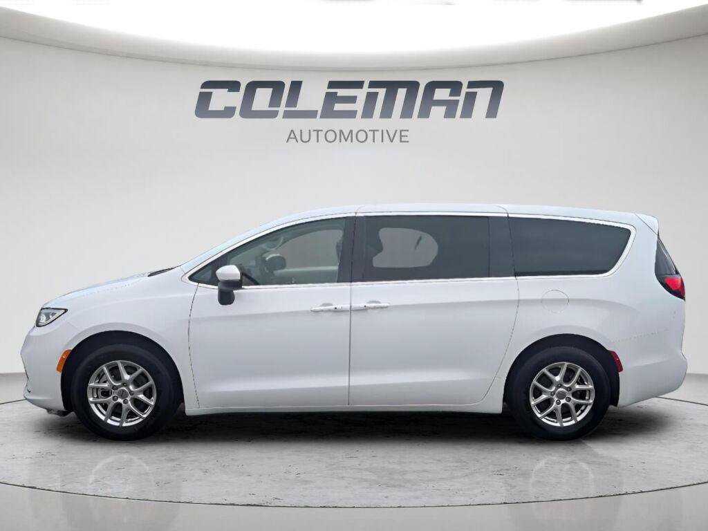 Used 2023 Chrysler Pacifica Touring-L FWD image 28