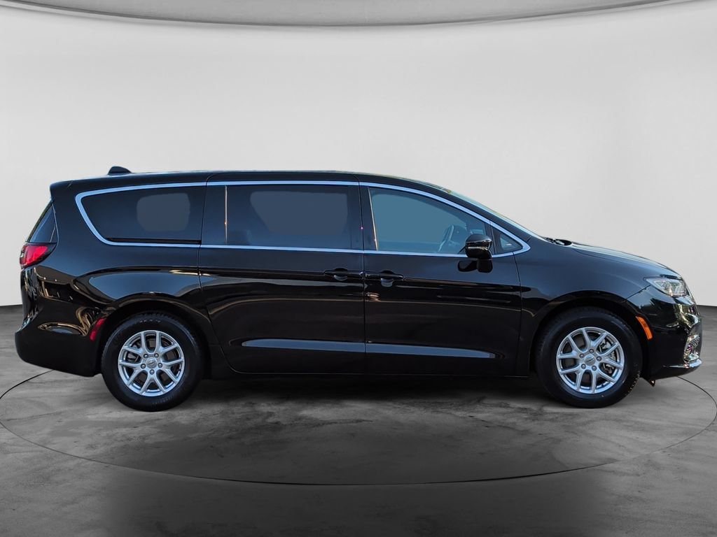 Used 2025 Chrysler Pacifica Select FWD image 8