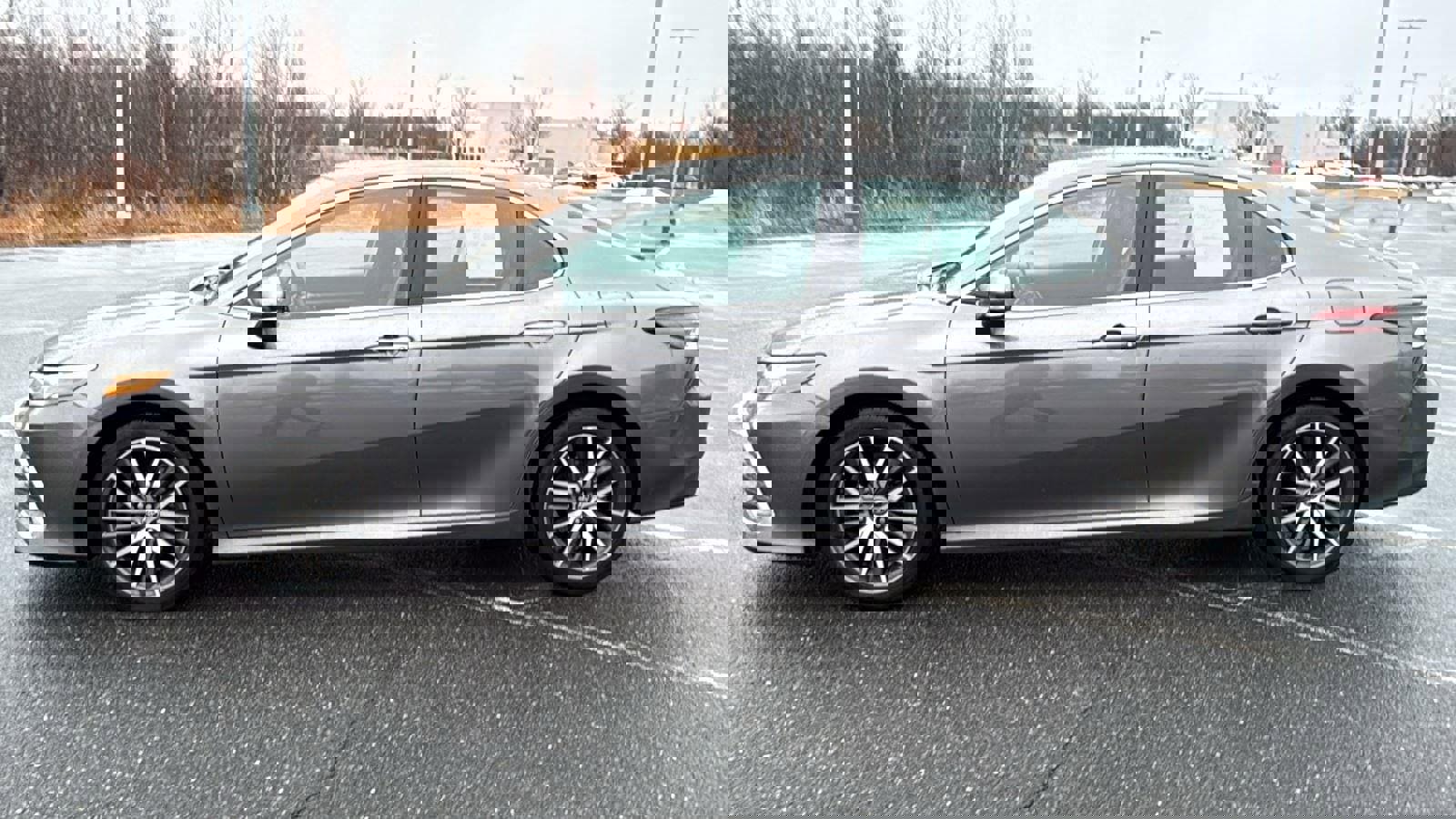 Used 2022 Toyota Camry XLE image 12