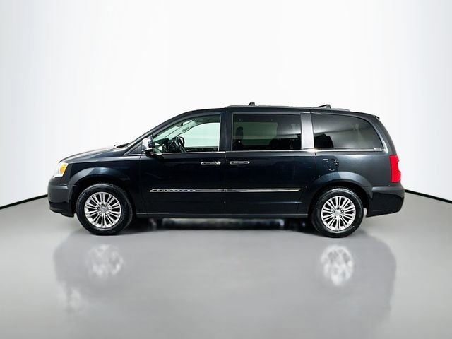 Used 2016 Chrysler Town & Country Touring-L image 9