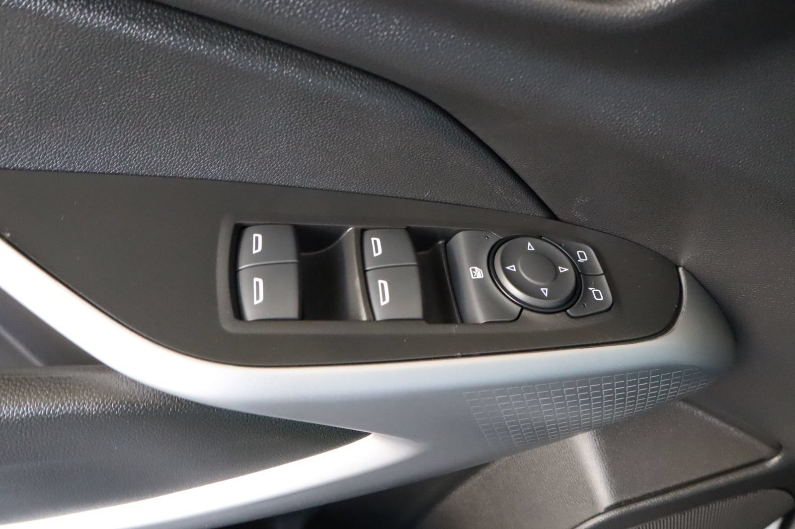 Used 2024 Chevrolet Trax LS FWD image 19