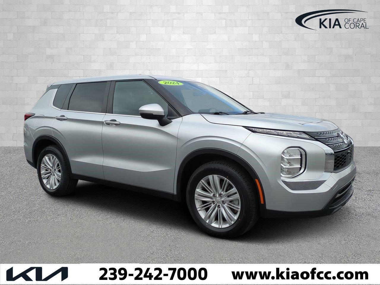 Used 2024 Mitsubishi Outlander ES image 1