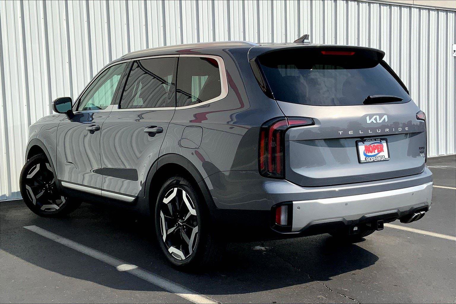 Used 2024 Kia Telluride EX w/ EX Captain's Chair Package image 10