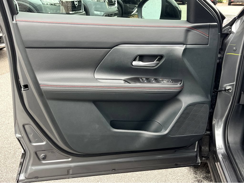 New 2025 Nissan Kicks SR FWD image 15
