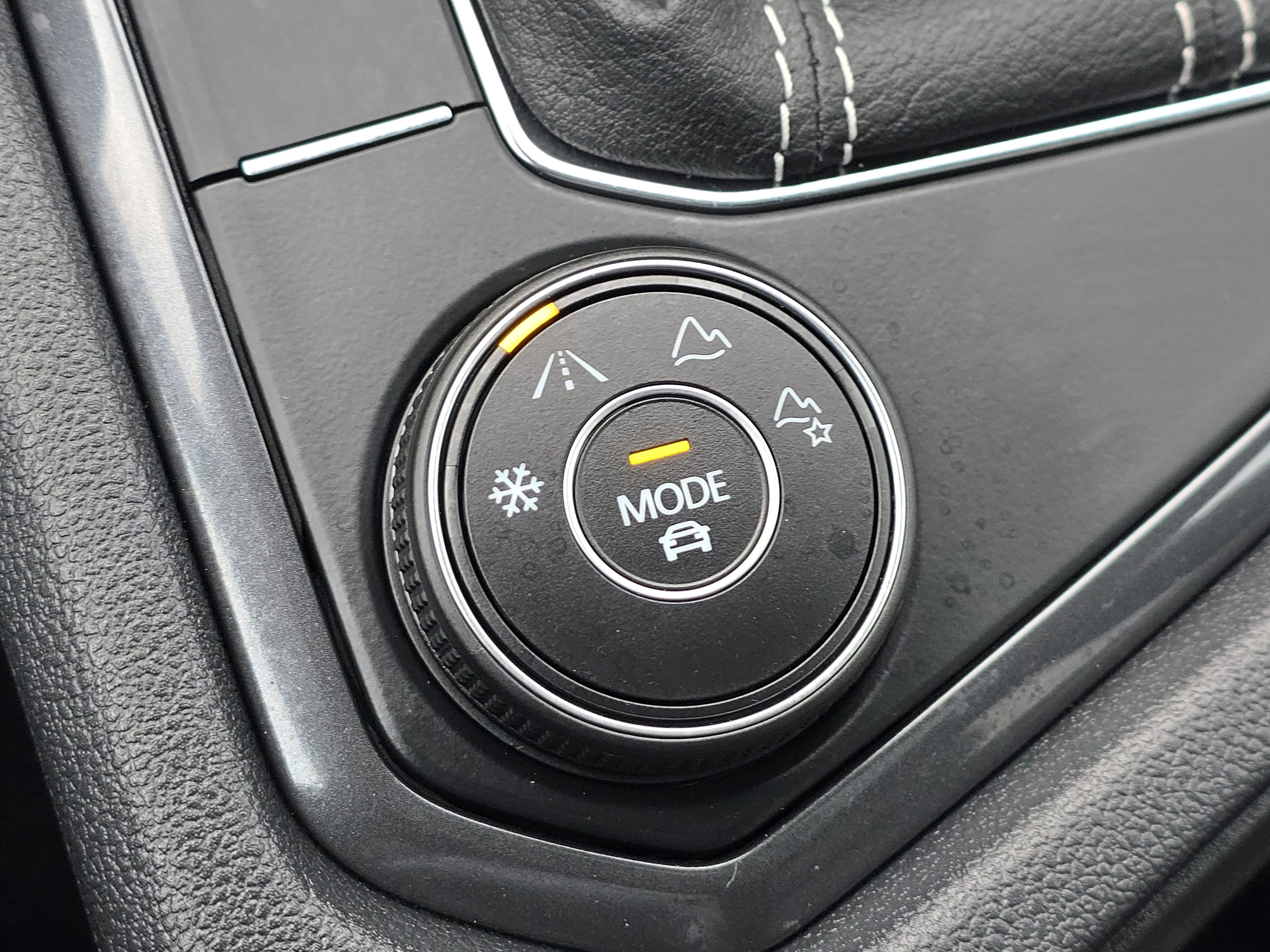 Certified 2024 Volkswagen Tiguan SEL R-Line image 25