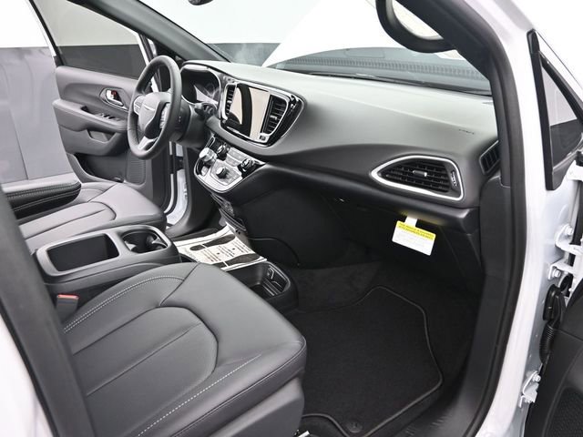 New 2025 Chrysler Voyager LX FWD image 9