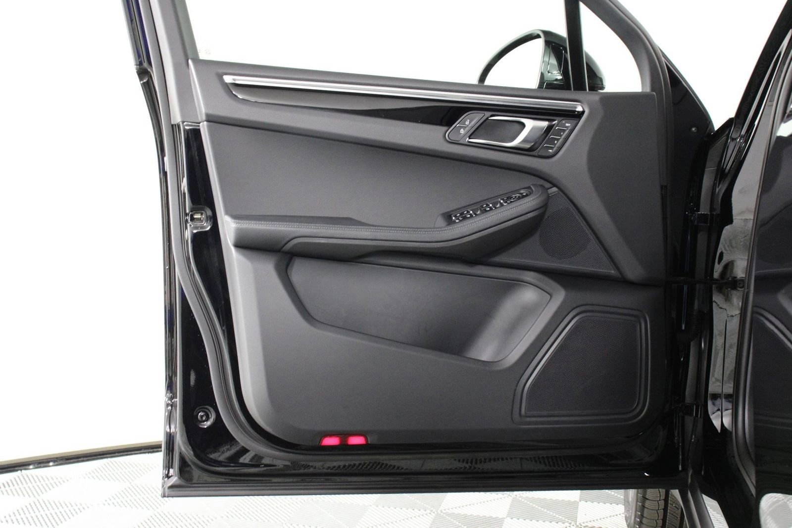 Certified 2025 Porsche Macan image 20