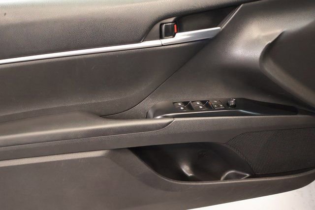 Used 2018 Toyota Camry LE image 10