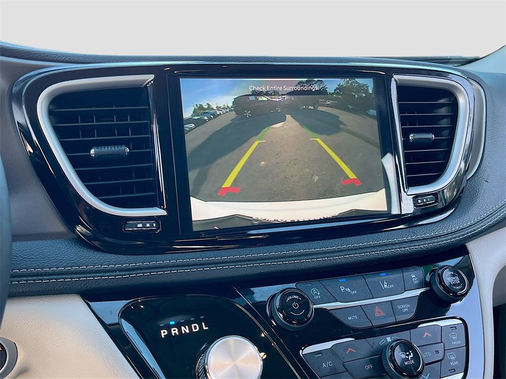 Certified 2024 Chrysler Pacifica Touring-L image 13