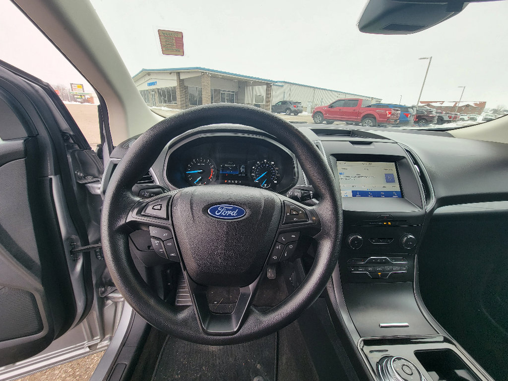Used 2020 Ford Edge SE image 12