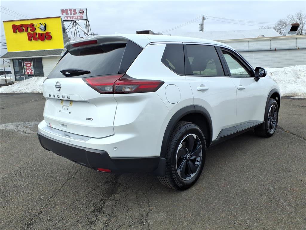Used 2025 Nissan Rogue SV image 3