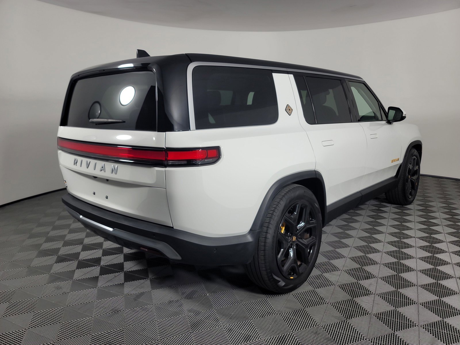 Used 2024 Rivian R1S Adventure image 5