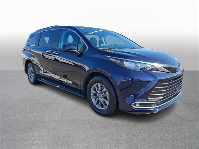 Used 2024 Toyota Sienna XLE image 3