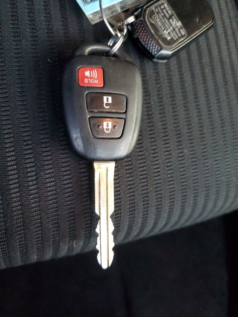 Used 2018 Toyota RAV4 LE image 32