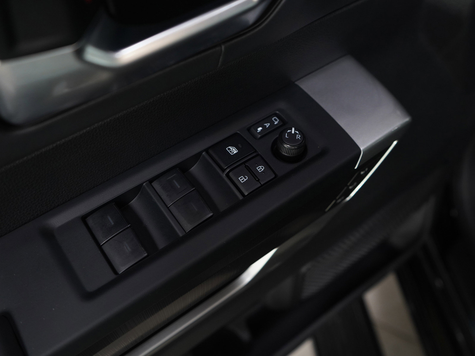 Used 2025 Toyota Sequoia Platinum image 24