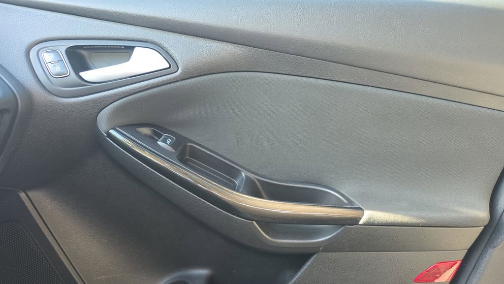 Used 2016 Ford Focus Titanium FWD image 12