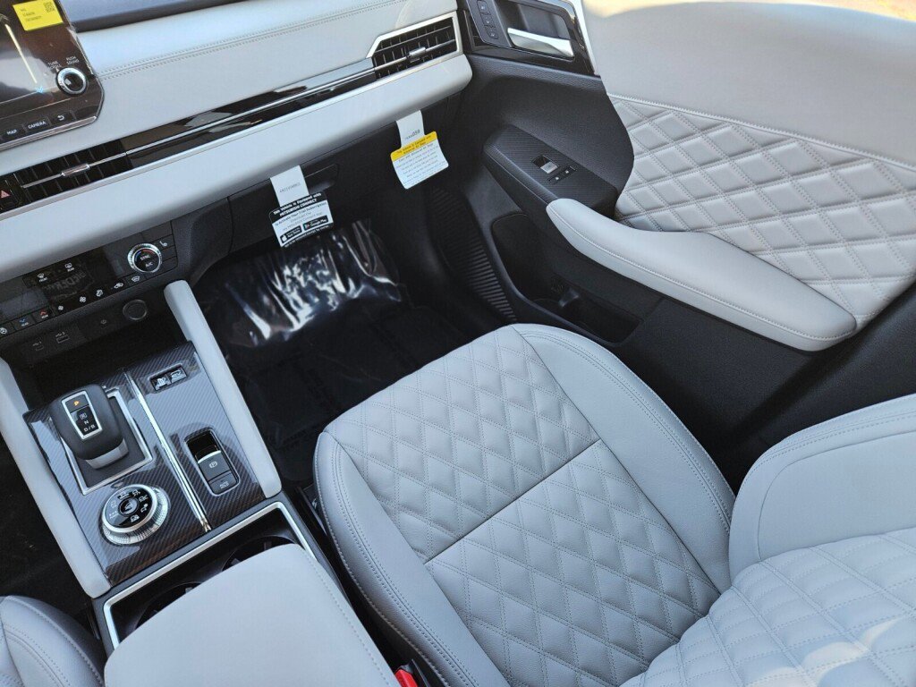 New 2025 Mitsubishi Outlander SEL image 14