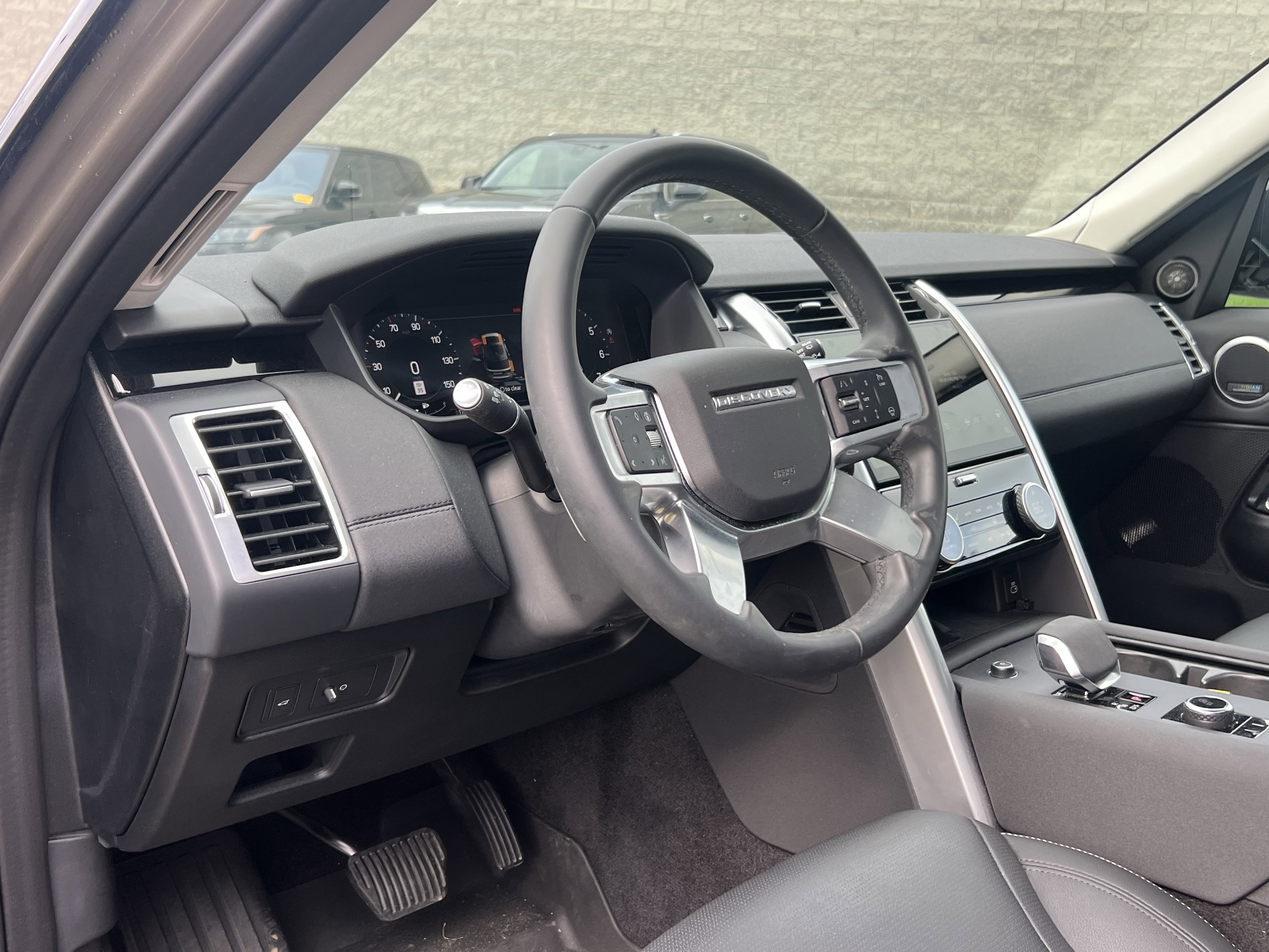 Certified 2024 Land Rover Discovery S image 18