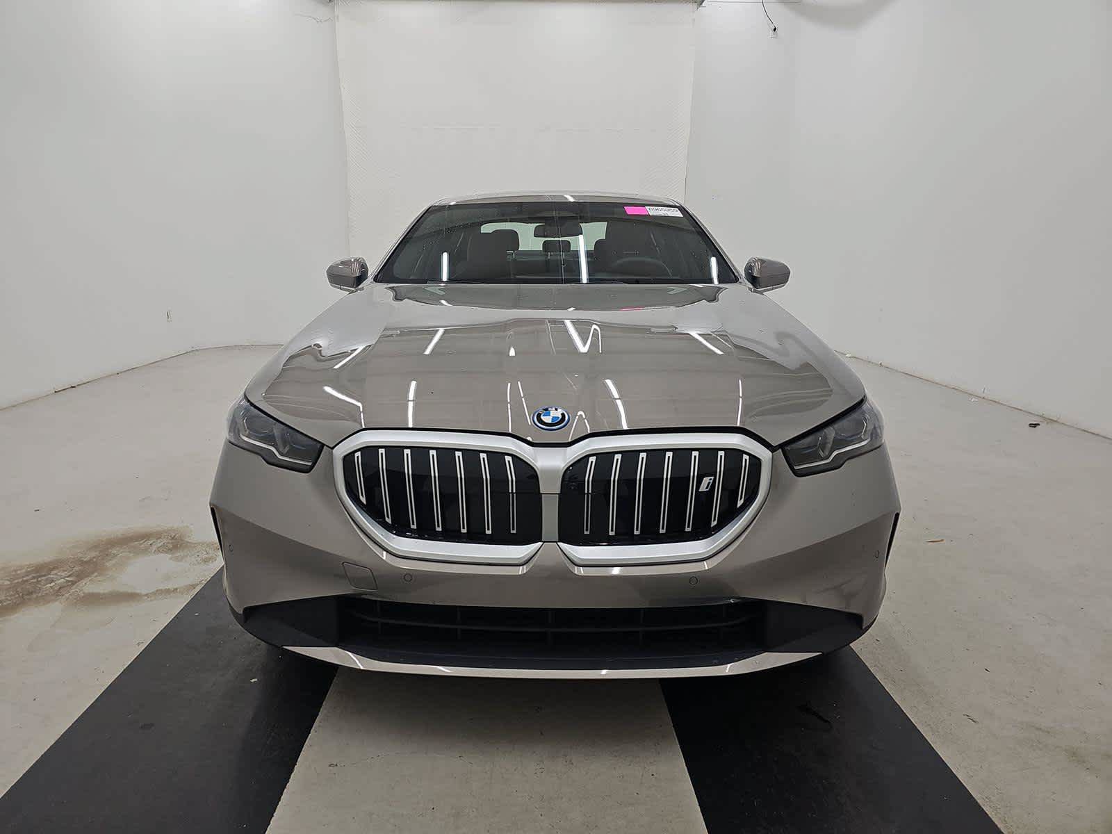 Used 2026 BMW i5 eDrive40 AWD/4WD image 2