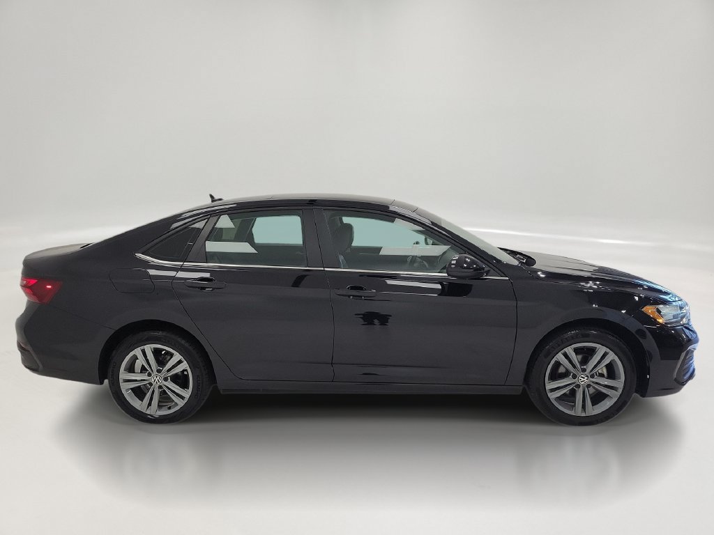 Used 2024 Volkswagen Jetta SE FWD image 4