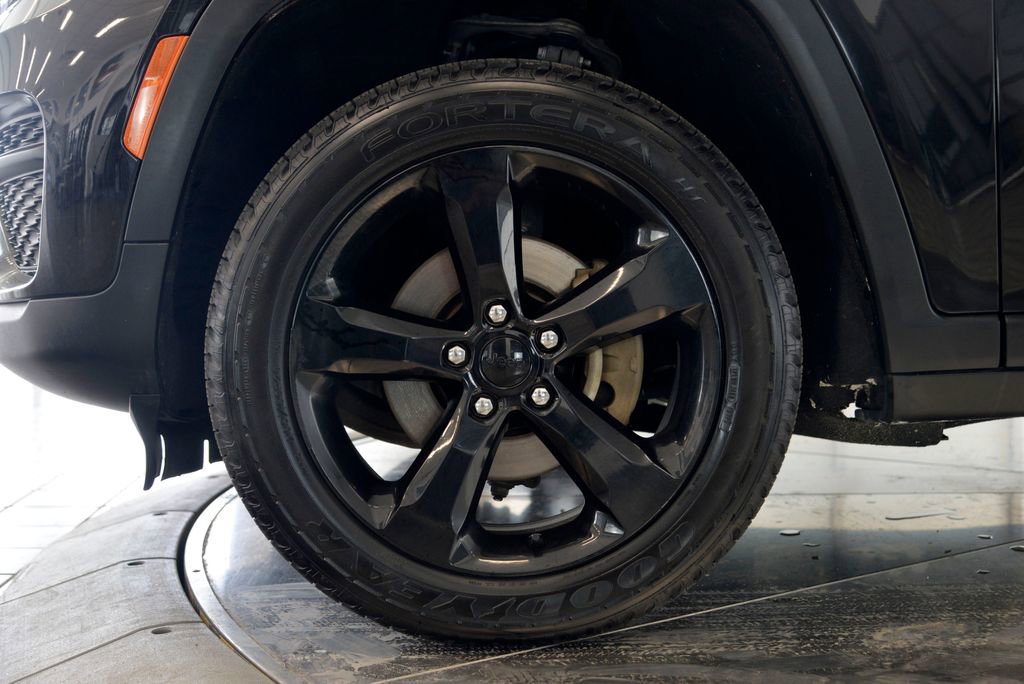 Used 2023 Jeep Grand Cherokee Altitude AWD/4WD image 10