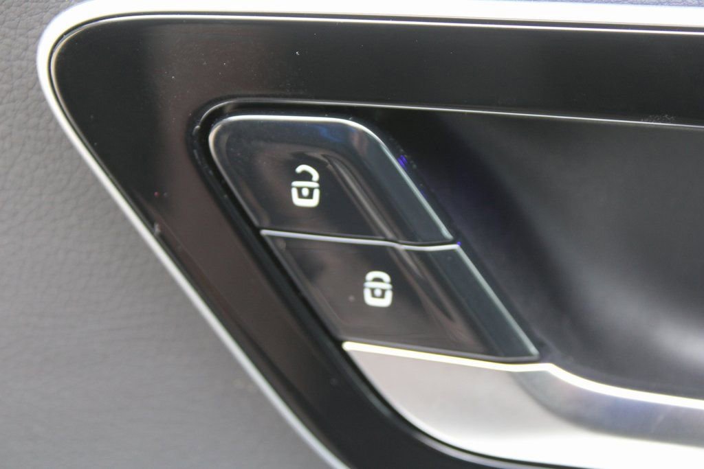 Used 2025 Mercedes-Benz GLC 350e image 22