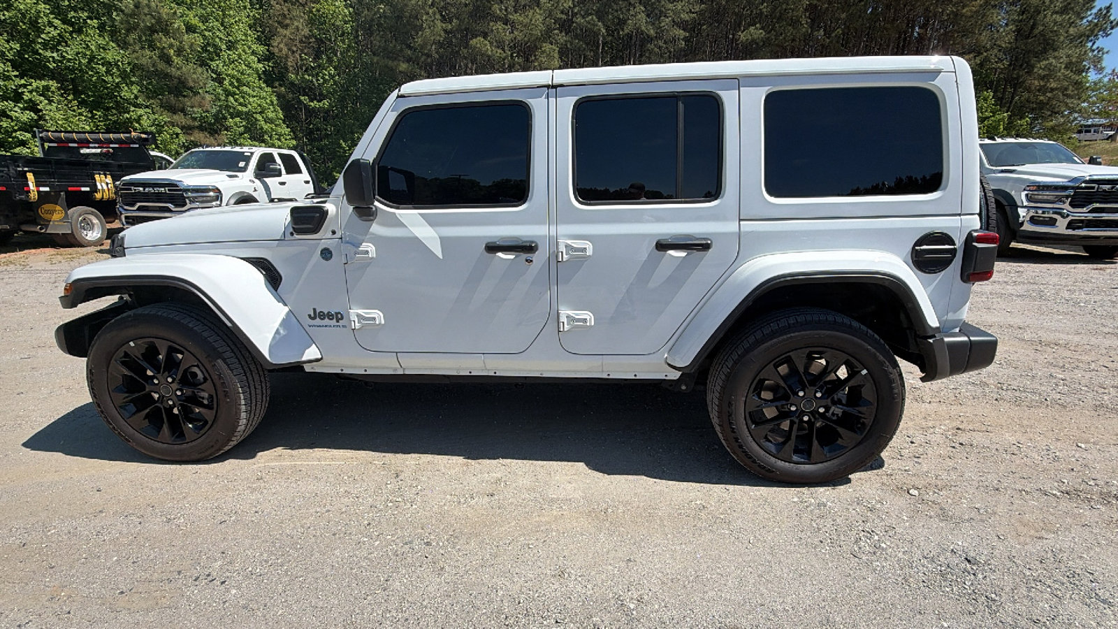 Used 2025 Jeep Wrangler Unlimited Sahara w/ Safety Group AWD/4WD image 11