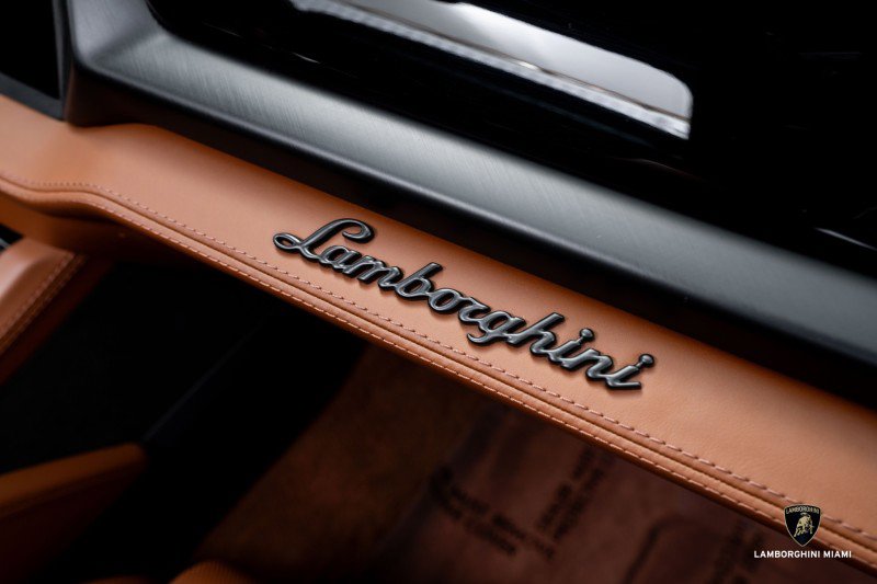 Used 2025 Lamborghini Urus SE image 47