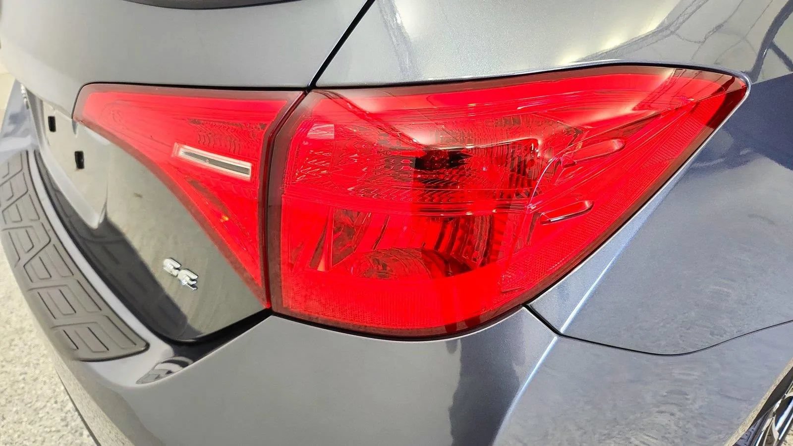 Used 2018 Toyota Corolla SE w/ SE Premium Package FWD image 32