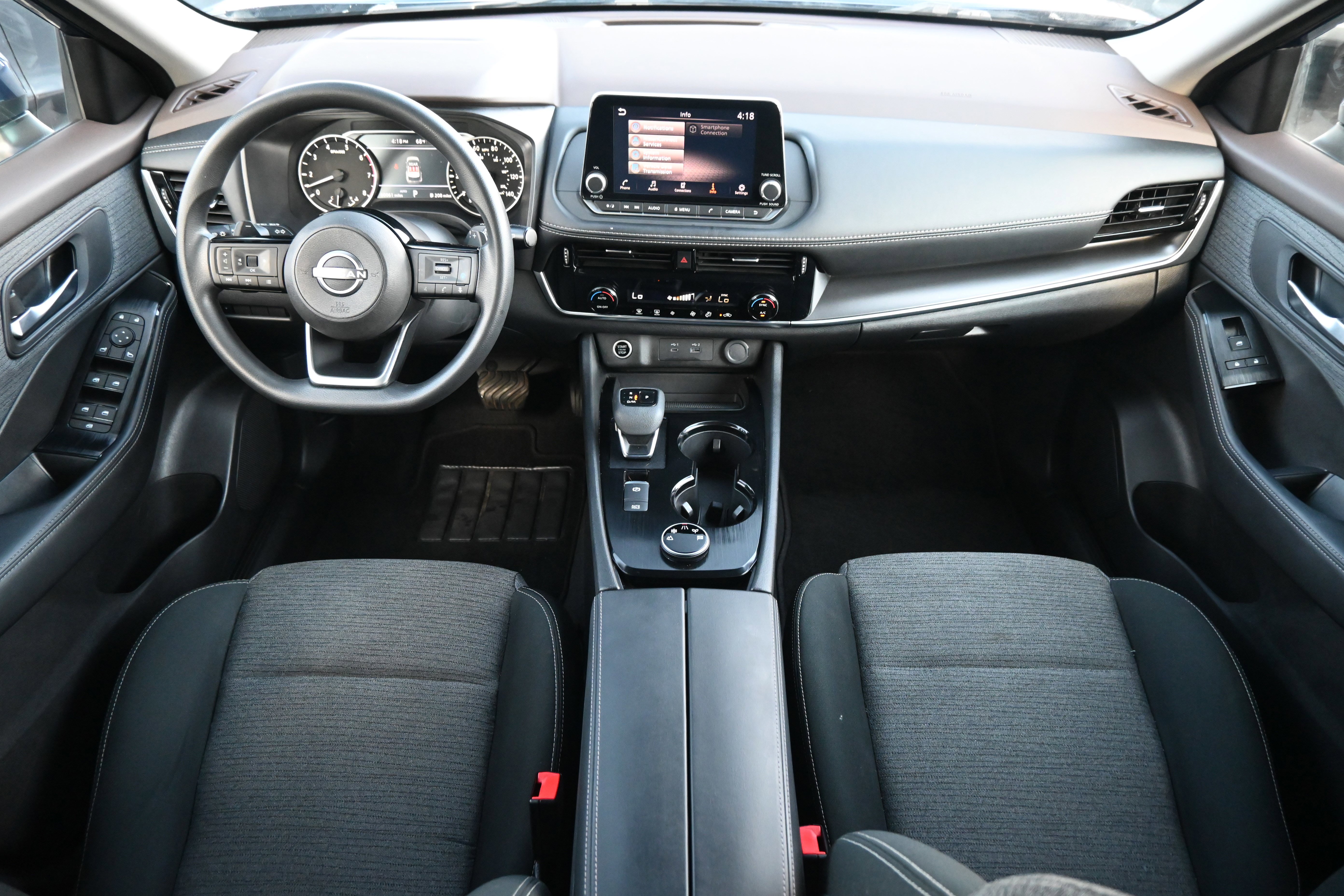 Used 2023 Nissan Rogue SV image 3