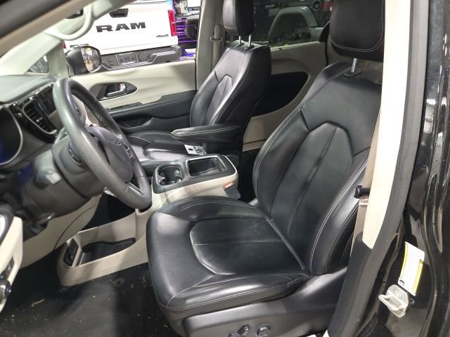 Used 2023 Chrysler Pacifica Touring-L FWD image 13