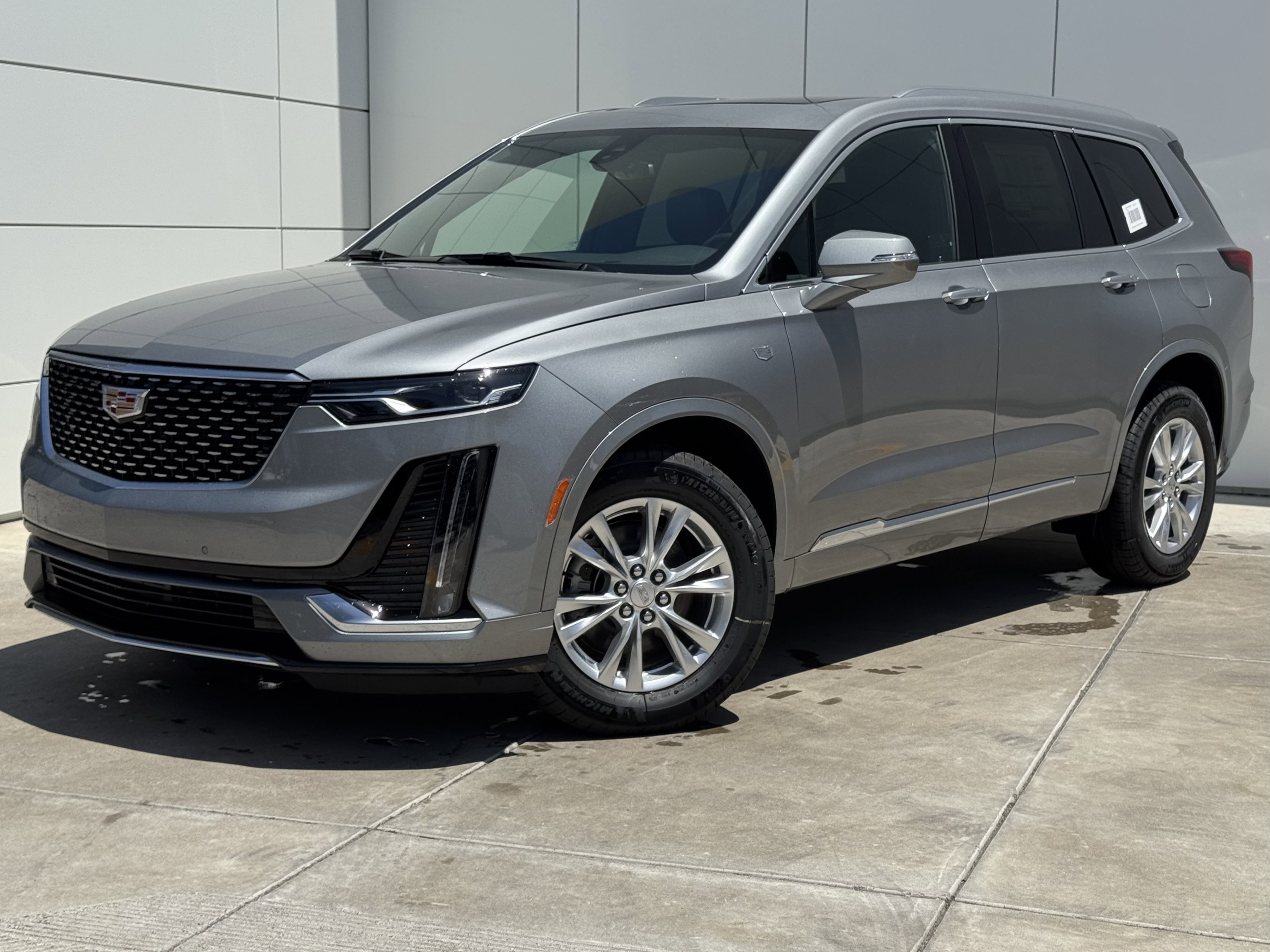 New 2025 Cadillac XT6 Luxury image 2