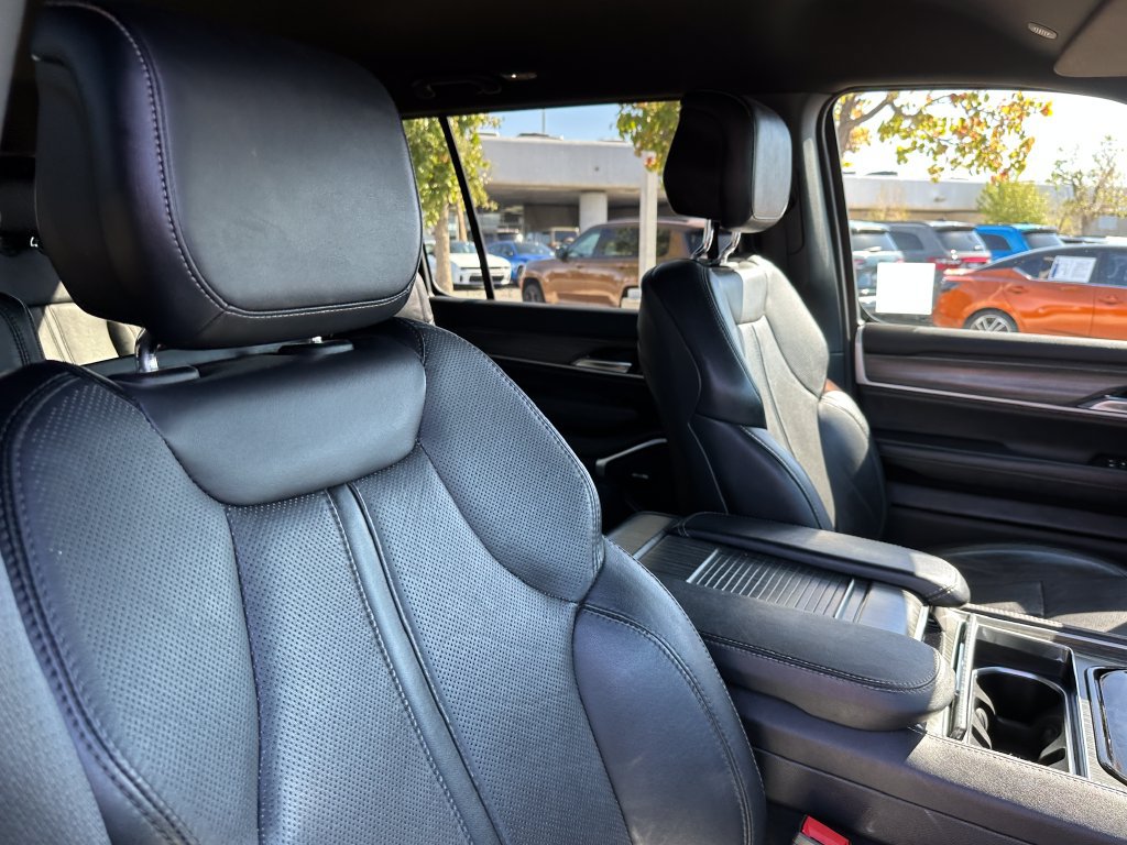 Certified 2024 Jeep Wagoneer L Series II AWD/4WD image 17