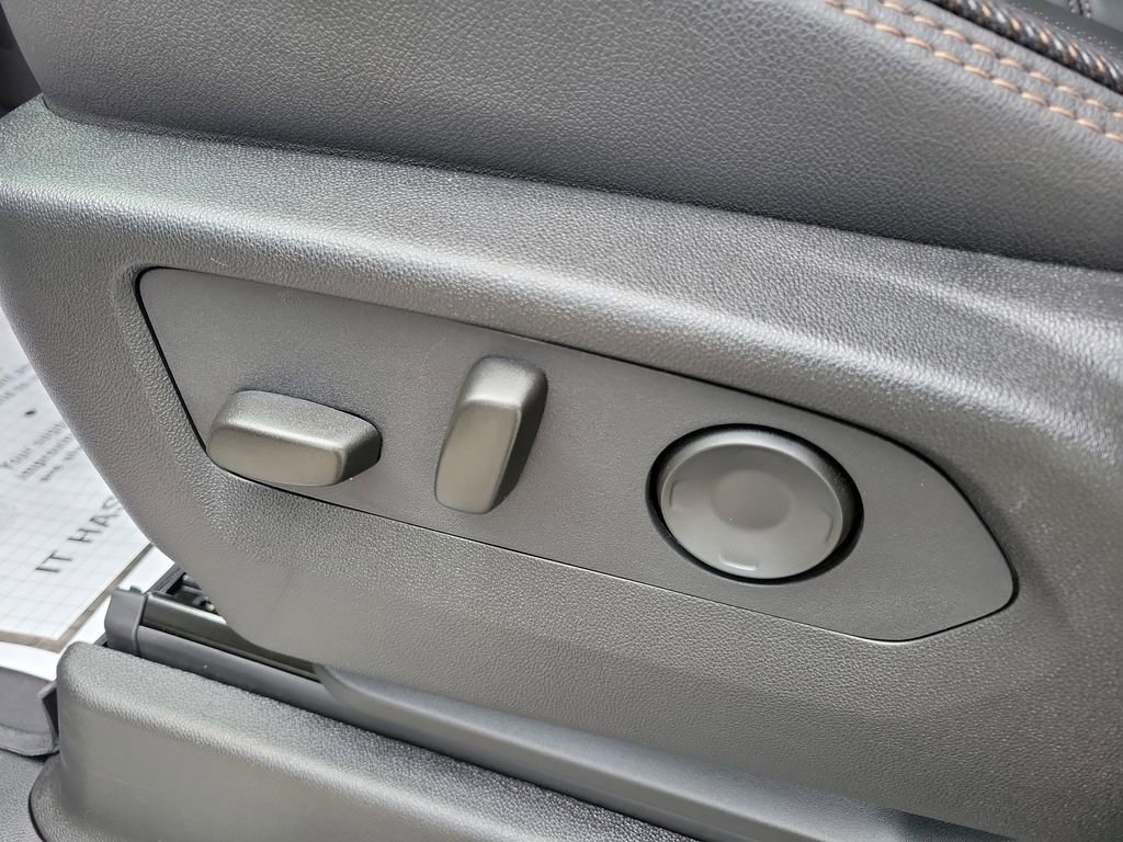 Used 2025 Chevrolet Suburban High Country AWD/4WD image 22