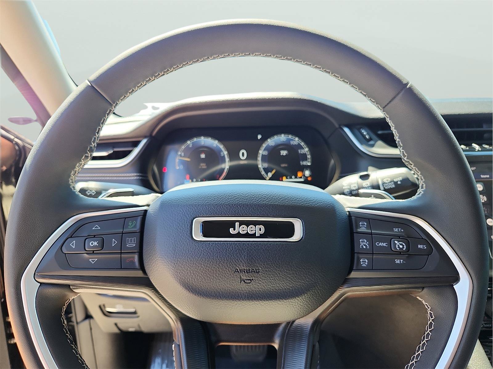 Used 2023 Jeep Grand Cherokee Laredo AWD/4WD image 18