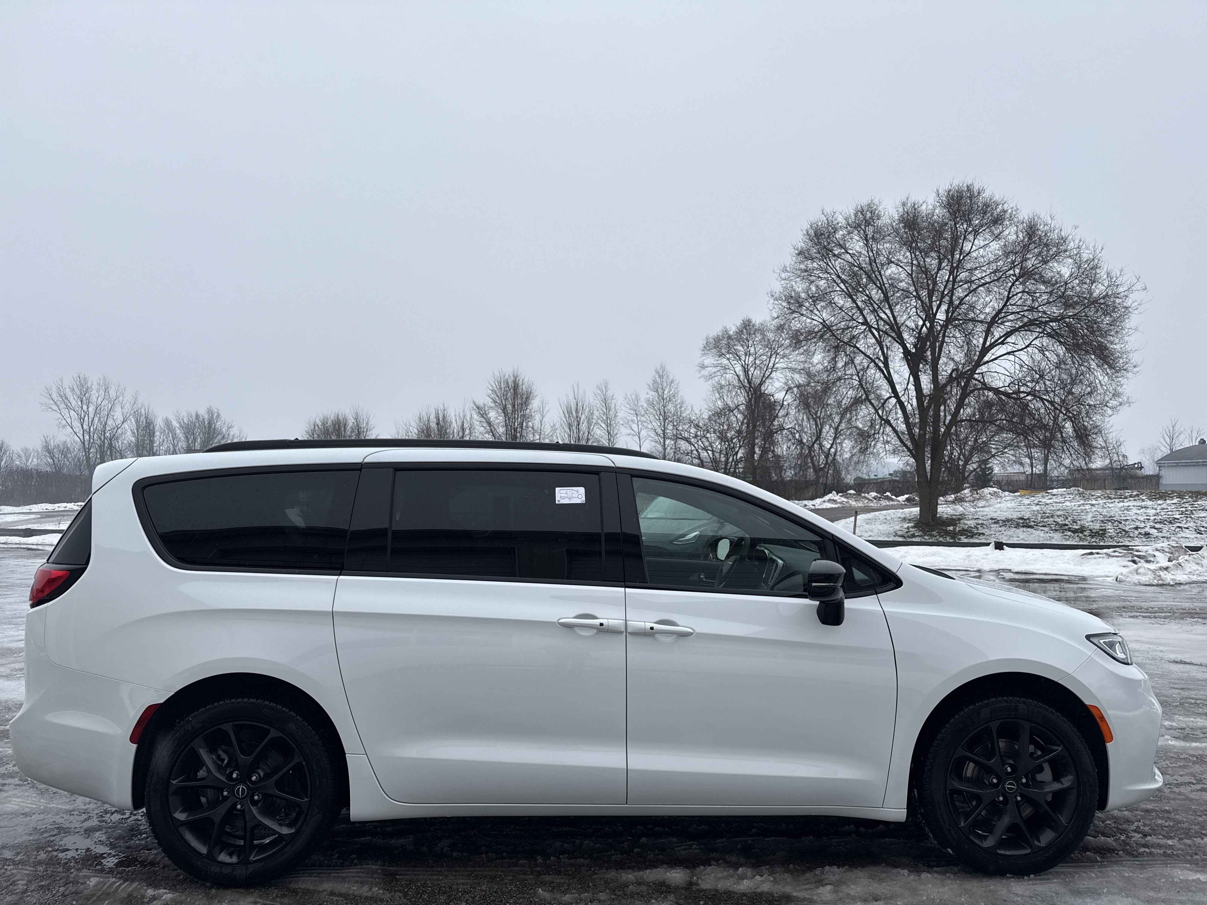 New 2026 Chrysler Pacifica Limited w/ Uconnect Theater Family Group image 2