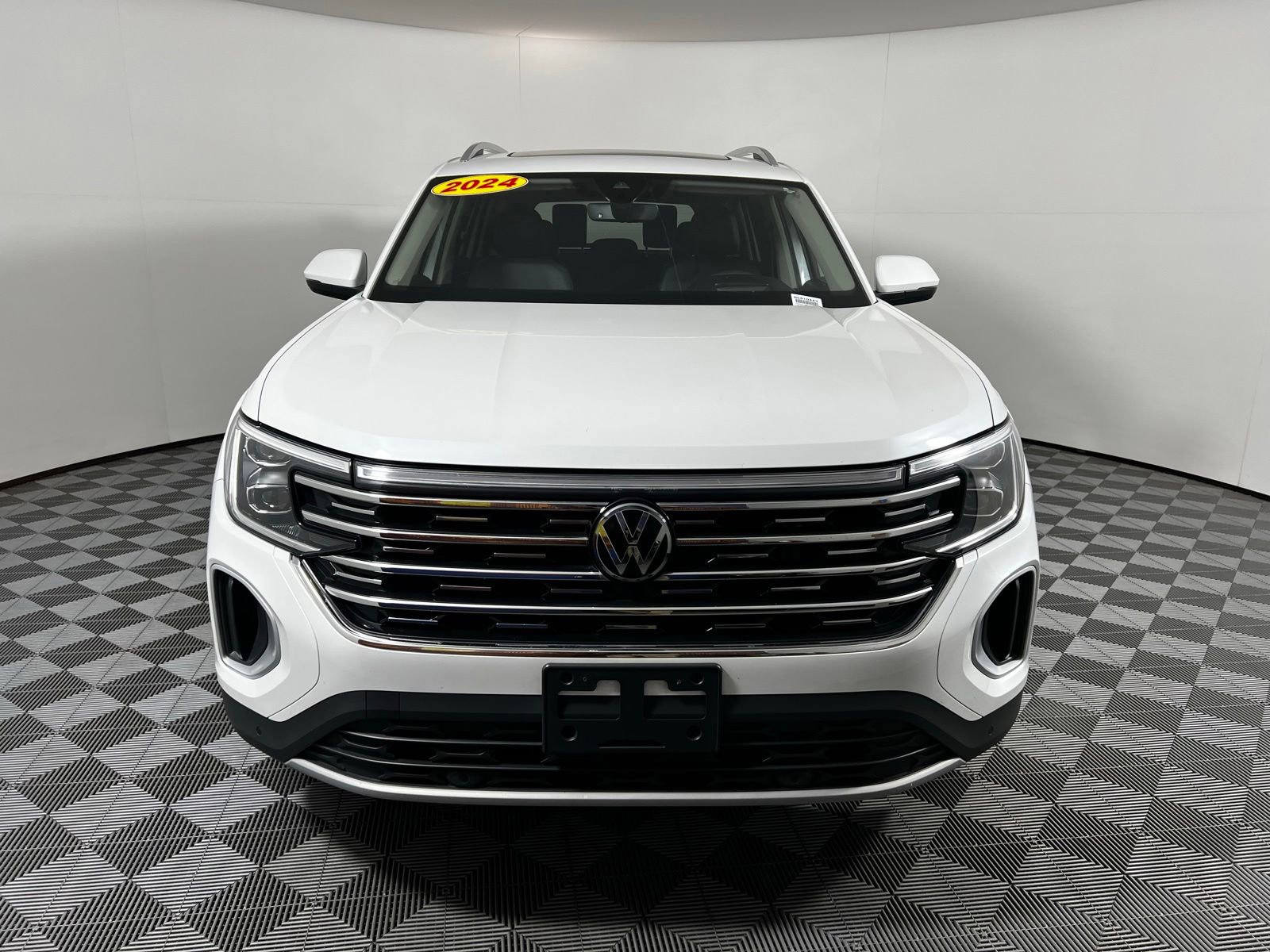 Used 2024 Volkswagen Atlas SEL AWD/4WD image 2
