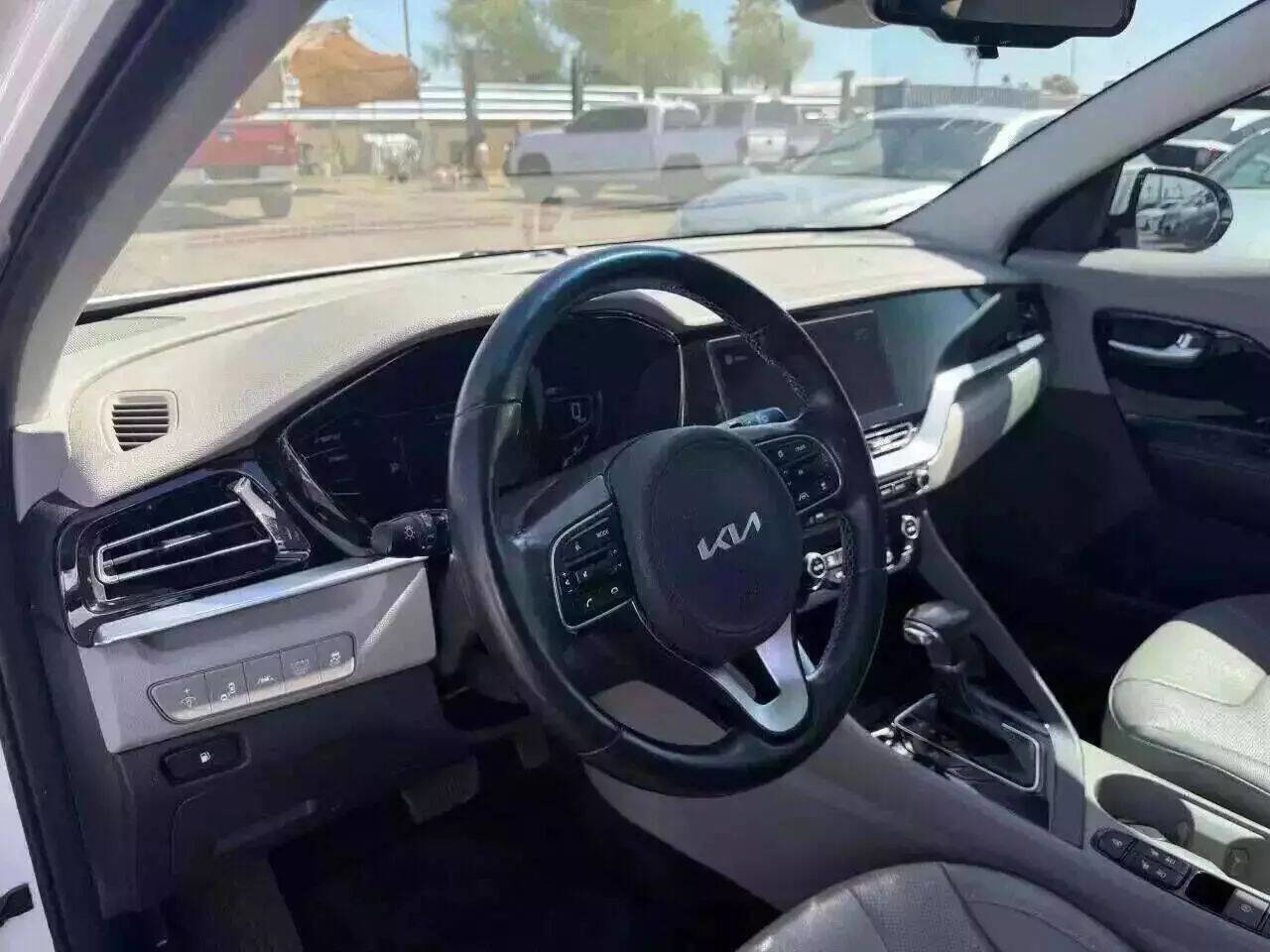Used 2022 Kia Niro EX Premium image 17