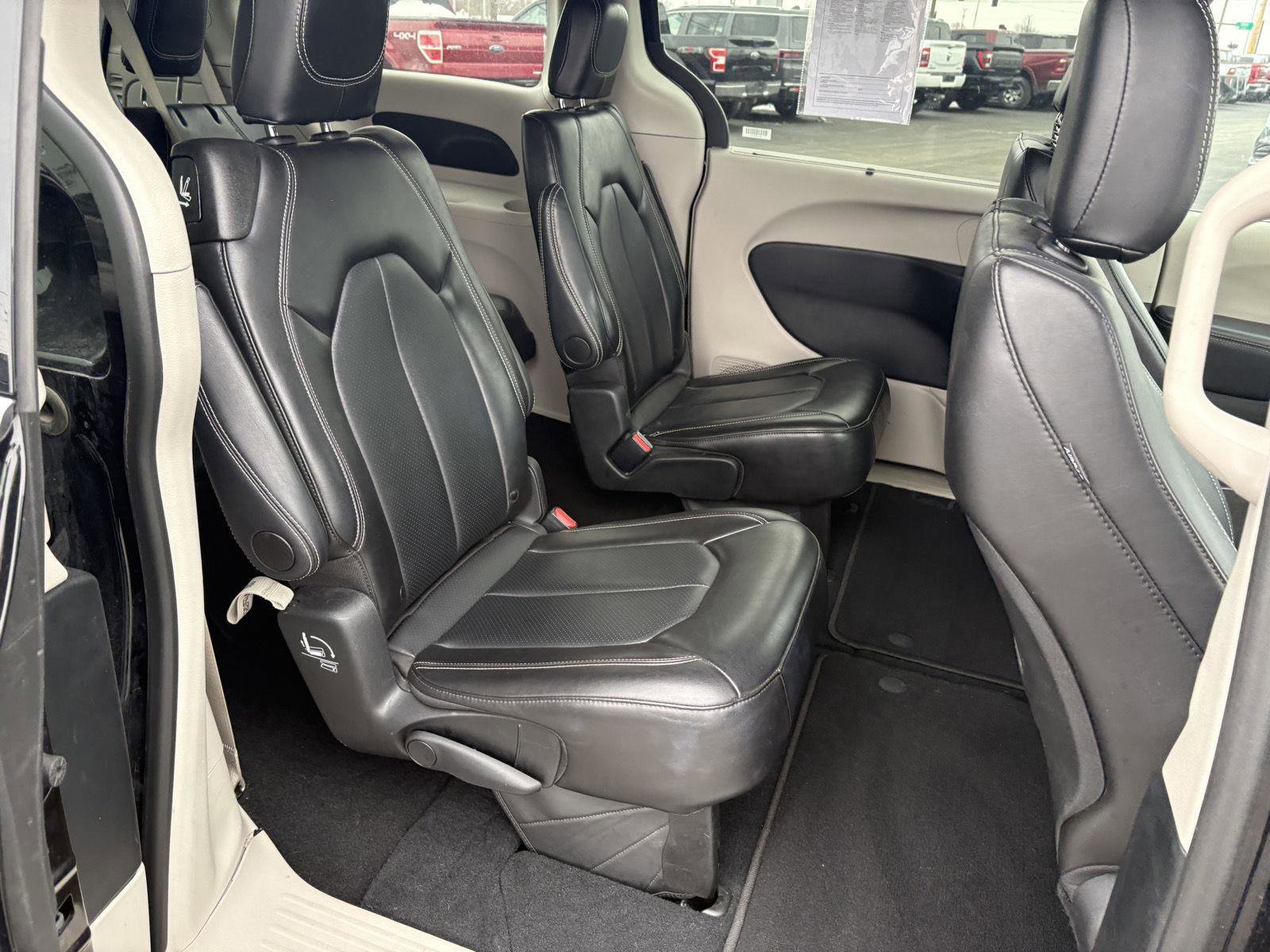 Used 2024 Chrysler Pacifica Touring-L image 13