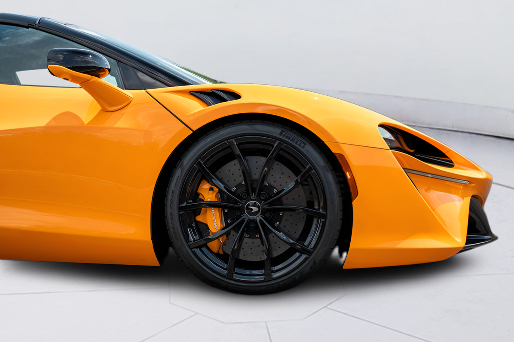 Used 2025 McLaren Artura Spider RWD image 32