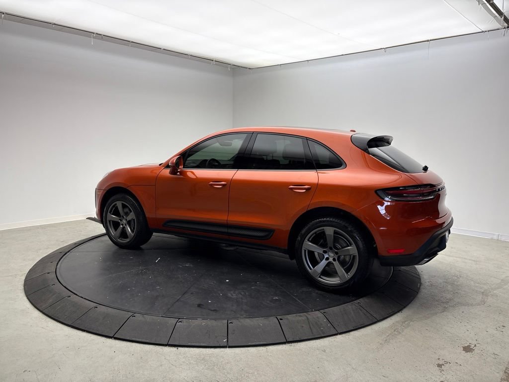 Certified 2024 Porsche Macan AWD/4WD image 3