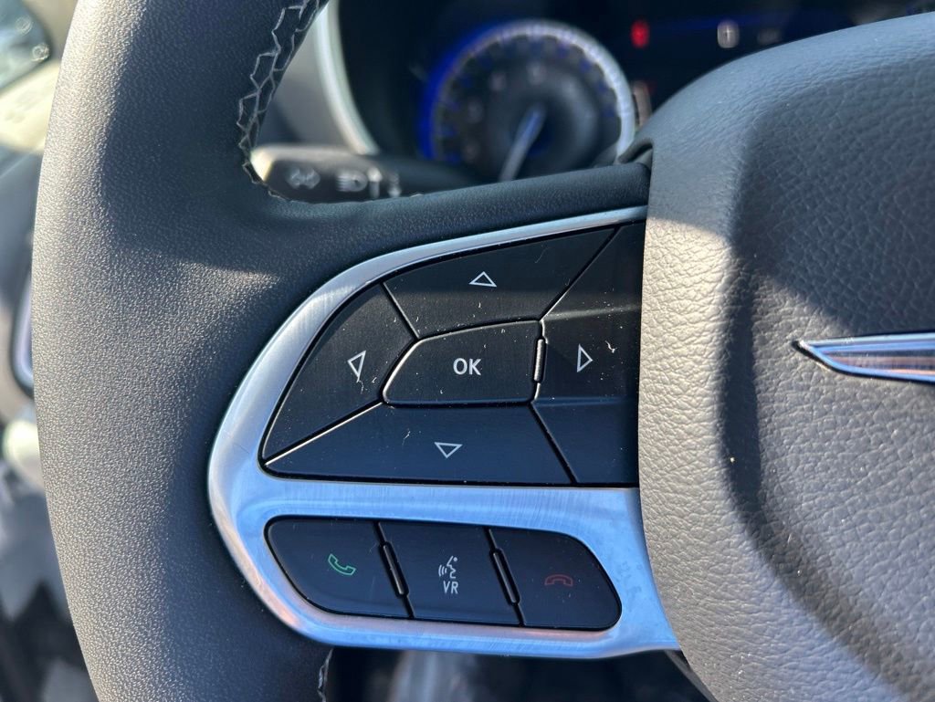 Used 2024 Chrysler Pacifica Touring-L FWD image 37