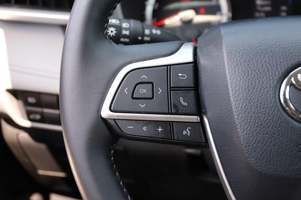 Used 2022 Toyota Highlander LE AWD/4WD image 13