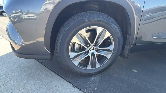 Used 2022 Toyota Highlander XLE AWD/4WD image 10