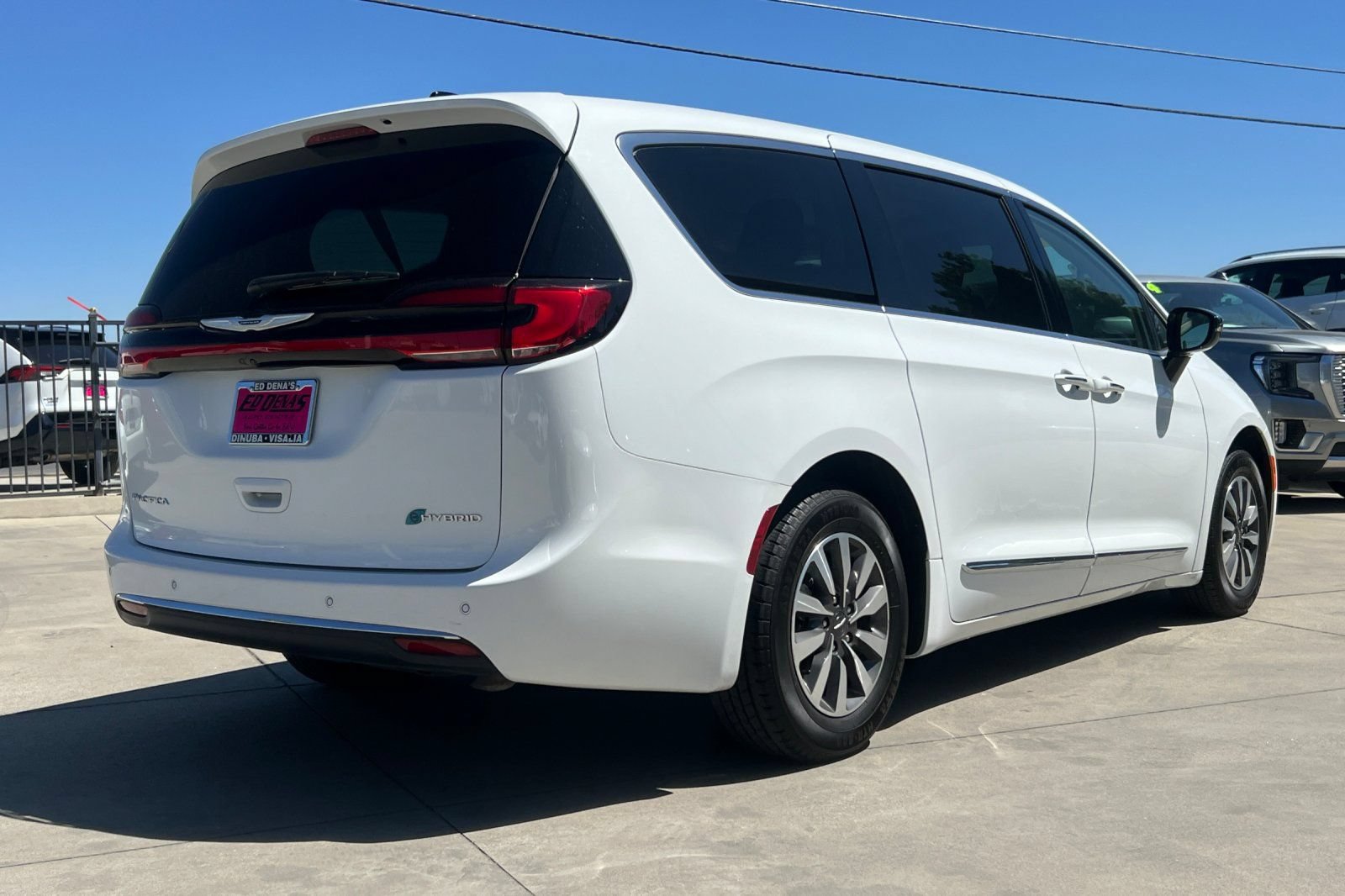 Used 2023 Chrysler Pacifica Limited FWD image 4