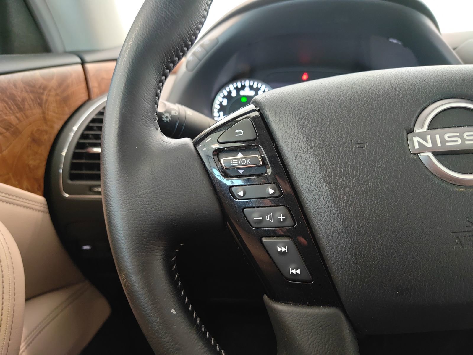 Used 2024 Nissan Armada SL w/ Captain's Chairs Package image 10