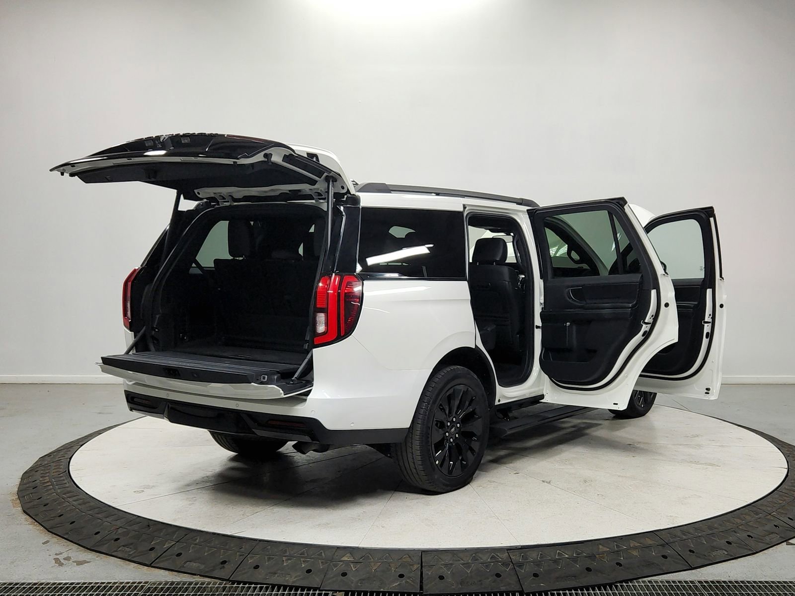 Used 2025 Ford Expedition Platinum w/ Stealth Appearance Package image 15