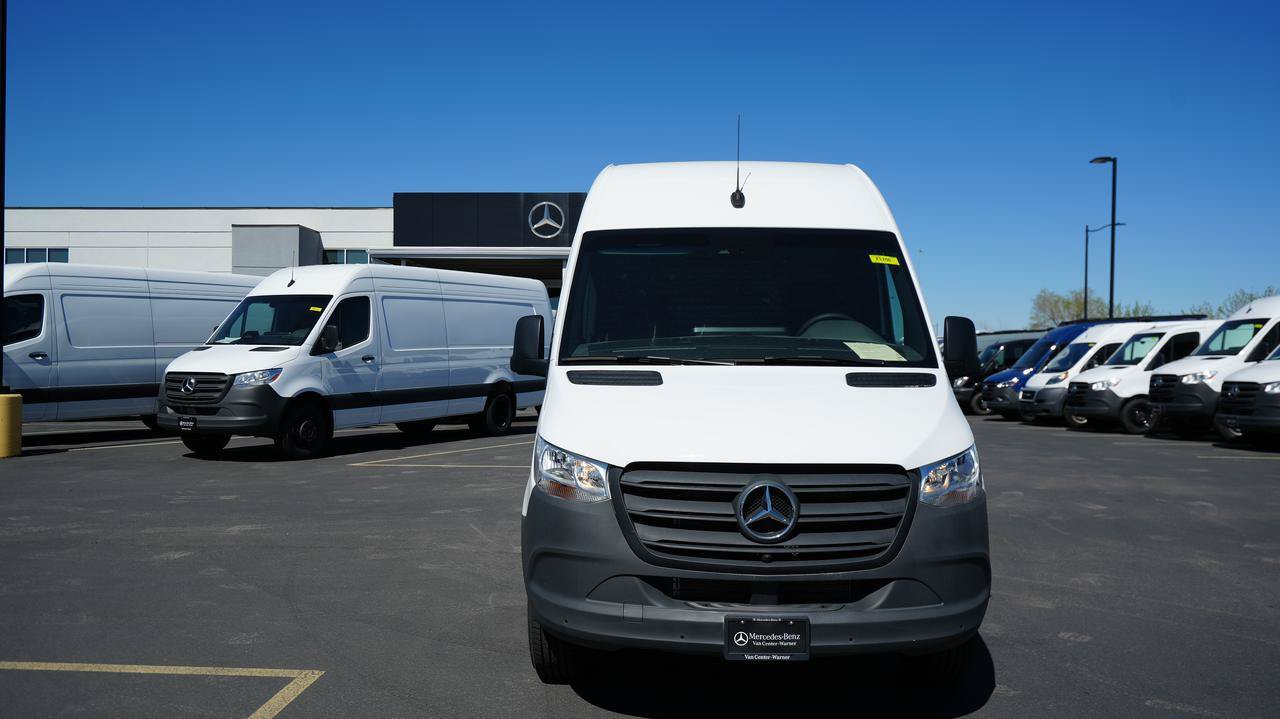 Used 2024 Mercedes-Benz Sprinter 2500 image 2