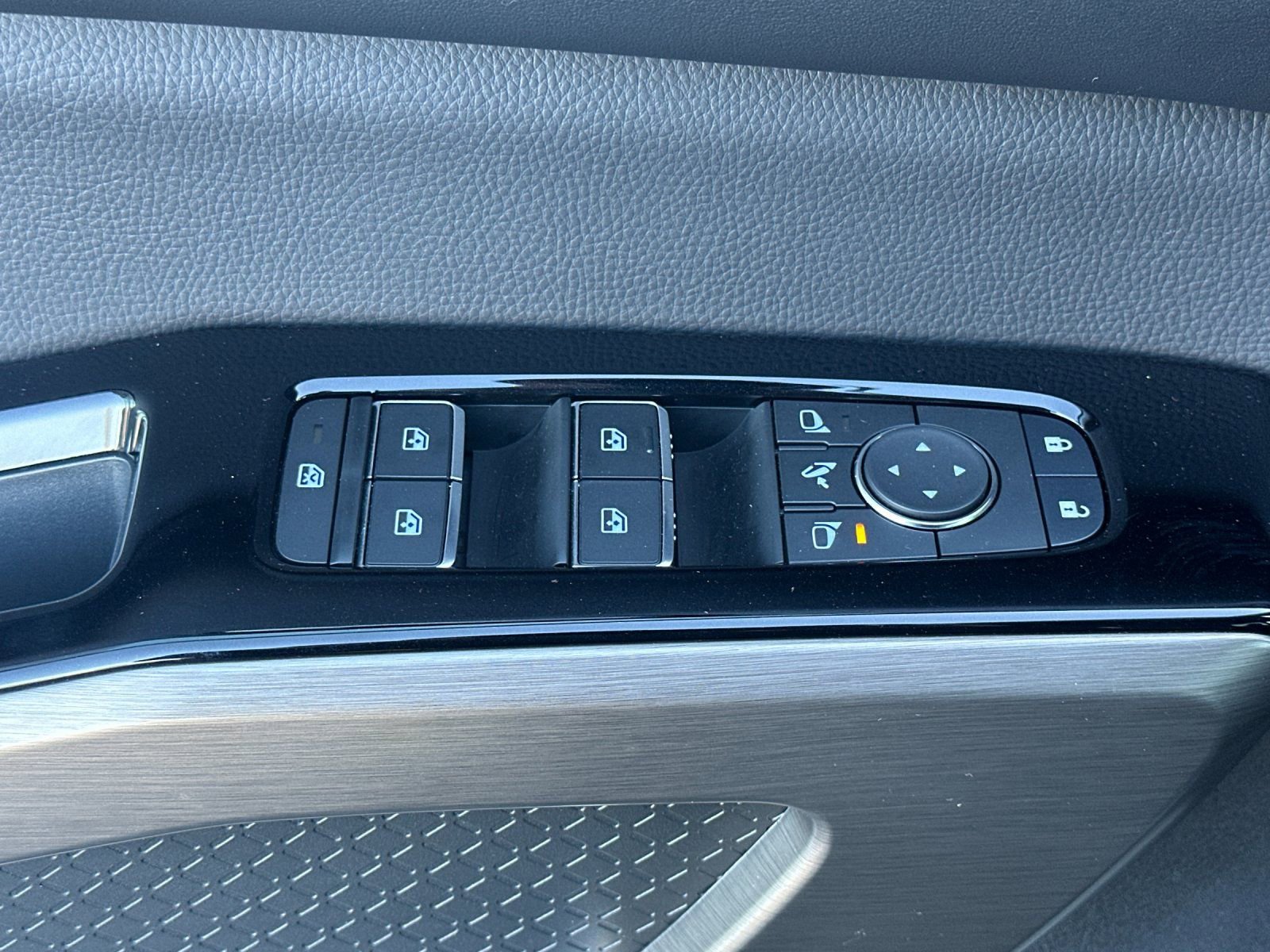 Used 2025 Nissan Pathfinder Platinum image 11